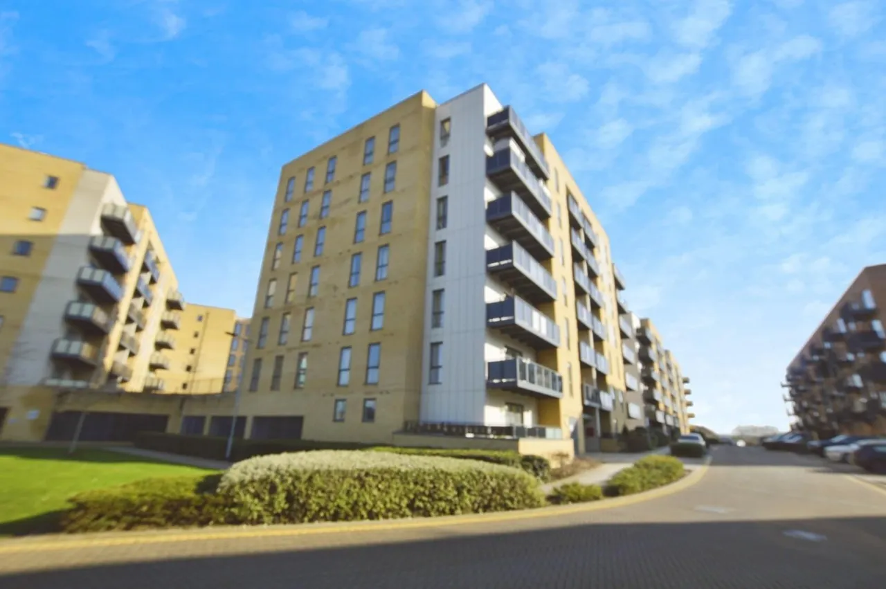 2 bed flat for sale, Sackett Road, Barking, IG11