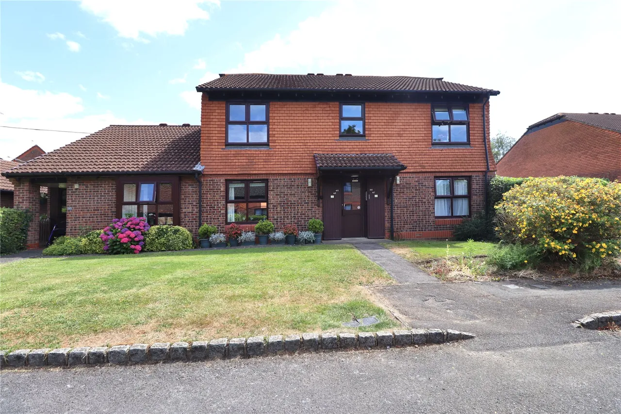 1 bed property for sale, Bainton Mead, Woking, GU21