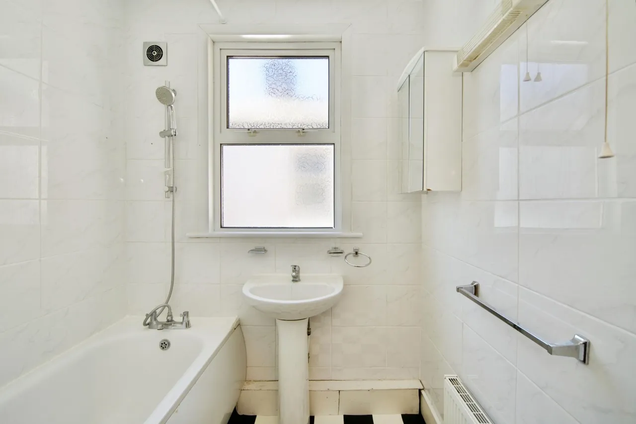 Glebe Road, London, N3, photo 17