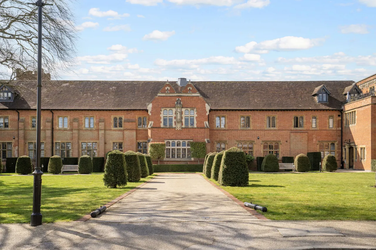 4 bed flat for sale, Abbey Gardens, Reading, RG7