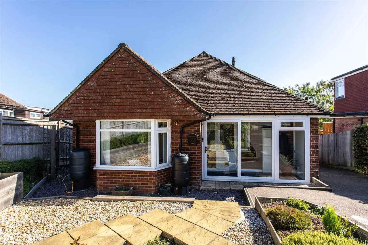 2 bed house for sale — Highlands Avenue, Ridgewood, Uckfield, East Sussex, TN22 5TD