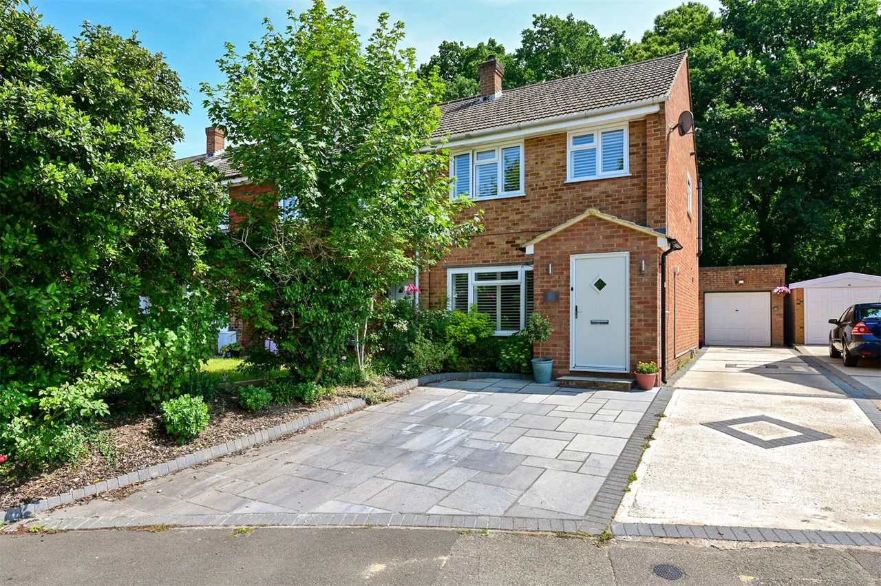 3 bed house for sale — Lynwood Drive, Mytchett, Camberley, Surrey, GU16 6BU