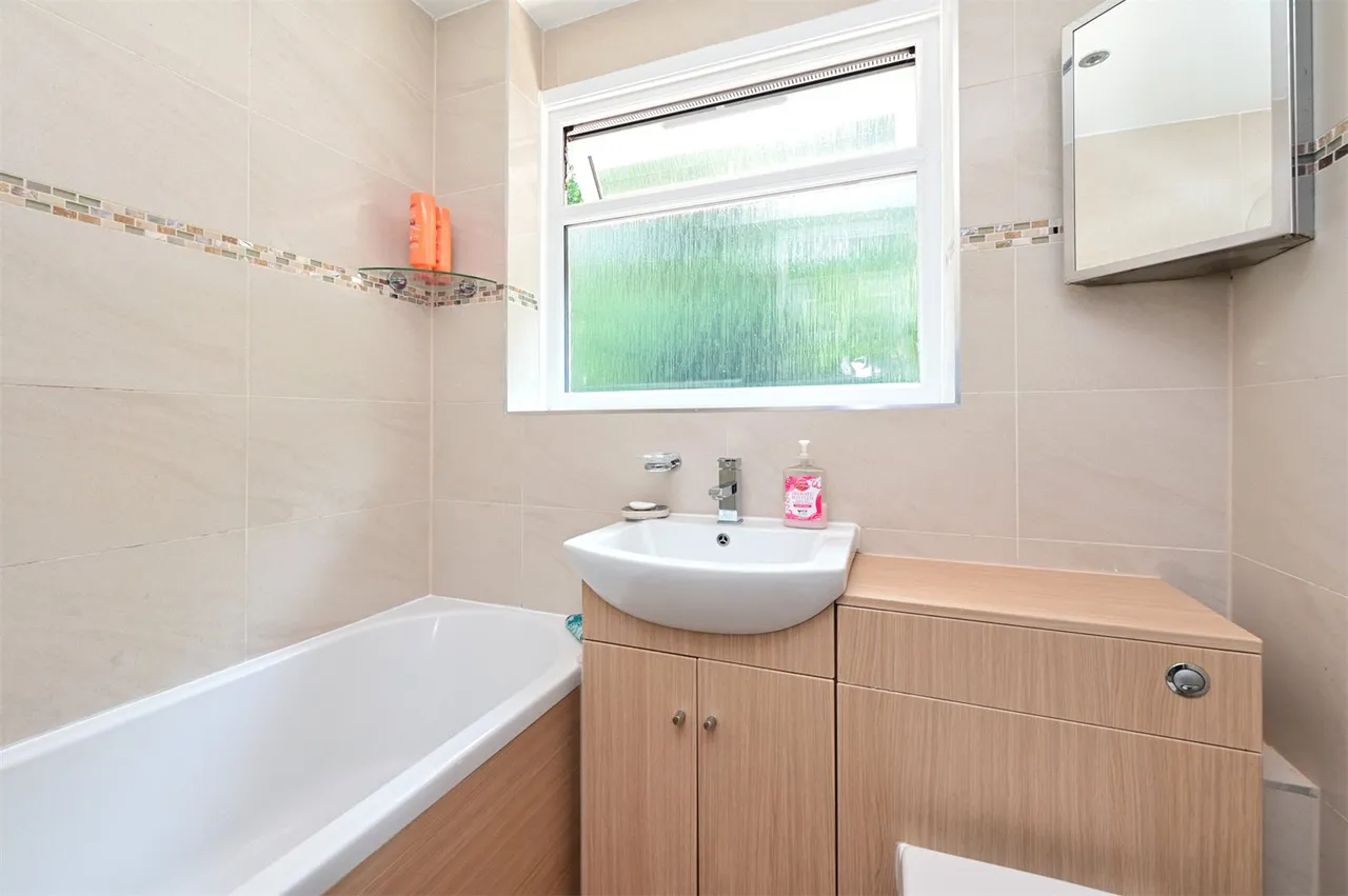 Lynwood Drive, Mytchett, Camberley, Surrey, GU16 6BU, photo 8
