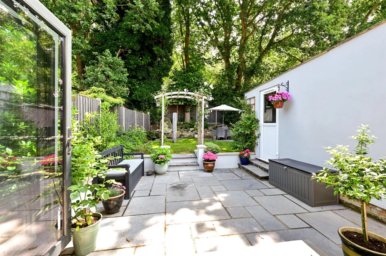 Lynwood Drive, Mytchett, Camberley, Surrey, GU16 6BU, photo 6