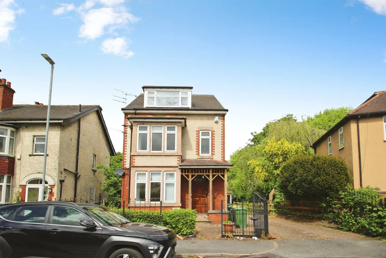 8 bed house for sale — Ash Road, Leeds