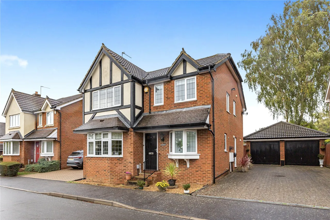 4 bed house for sale, Coresbrook Way, Knaphill, GU21