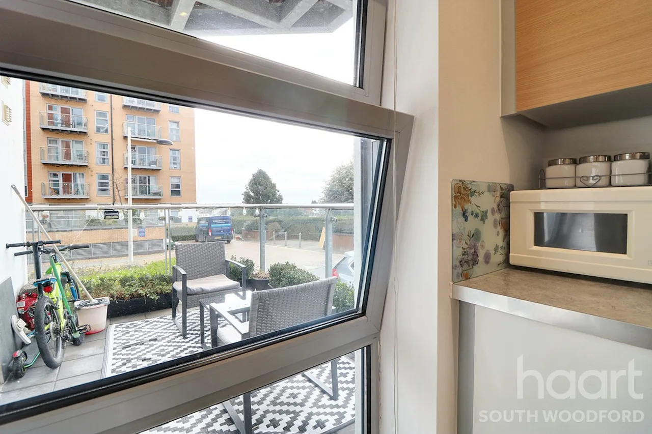 Queen Mary Avenue, South Woodford, E18, photo 15