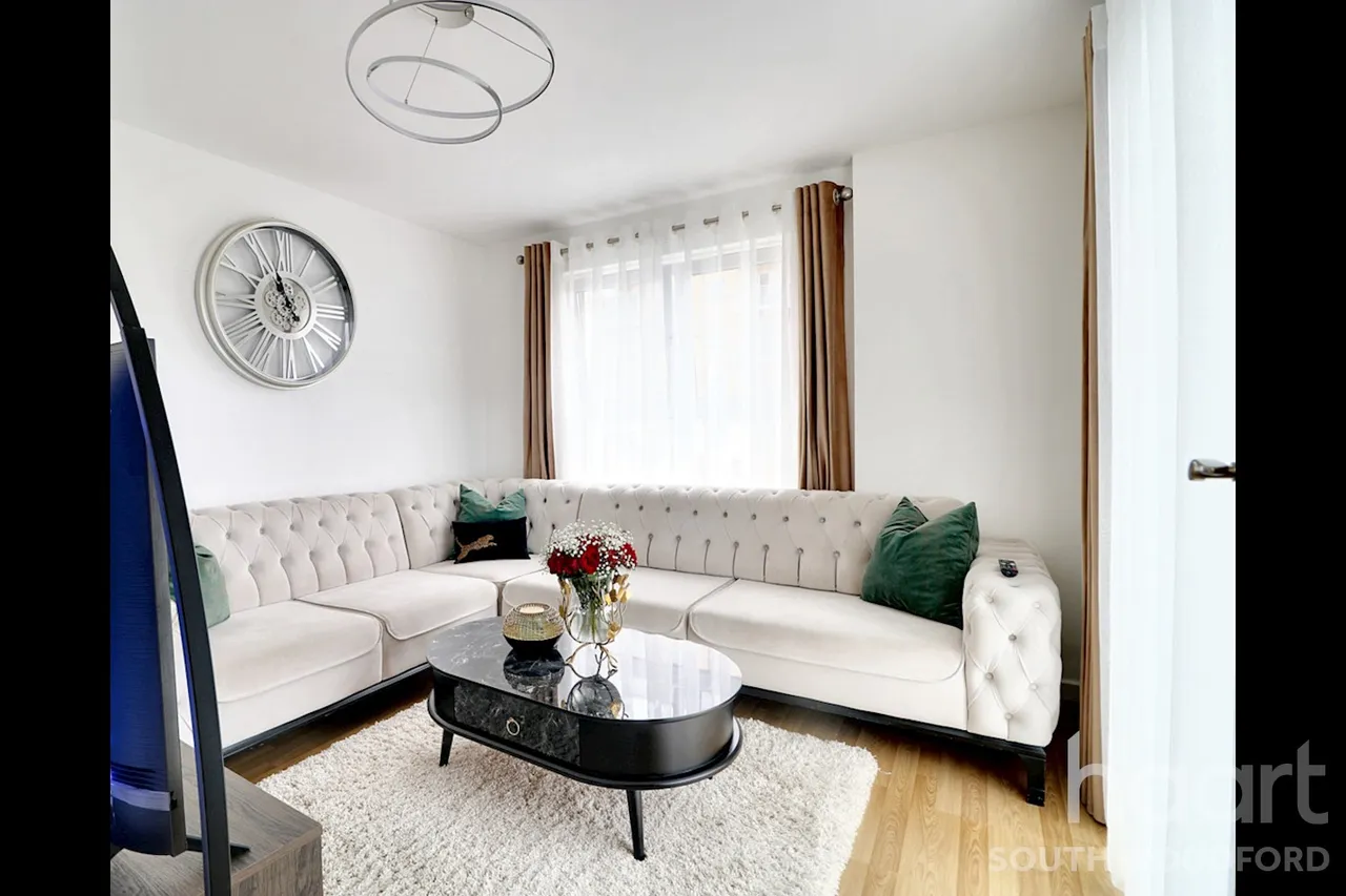 2 bed flat for sale, Queen Mary Avenue, South Woodford, E18