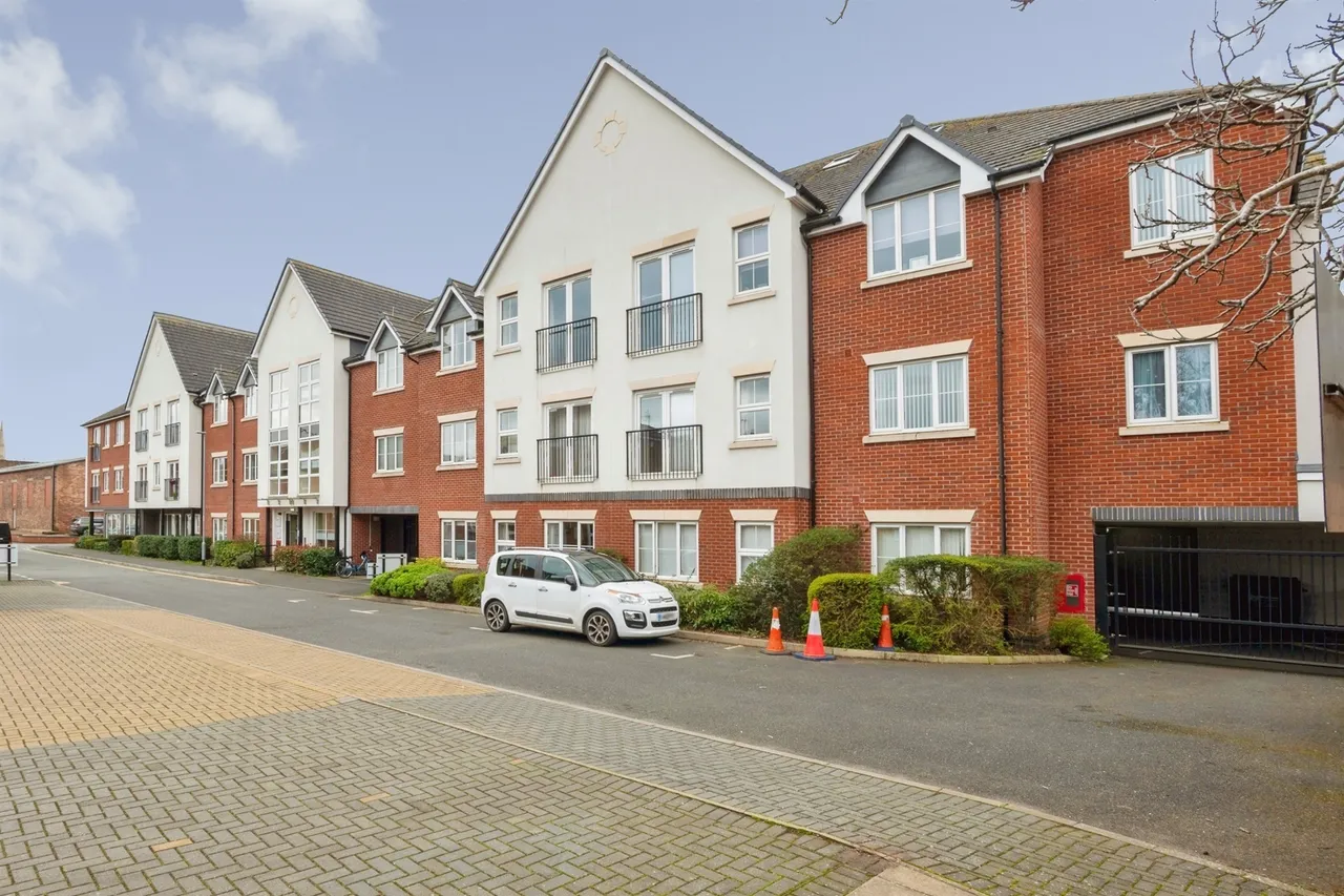 2 bed flat for sale — White Ladies Close, Worcester