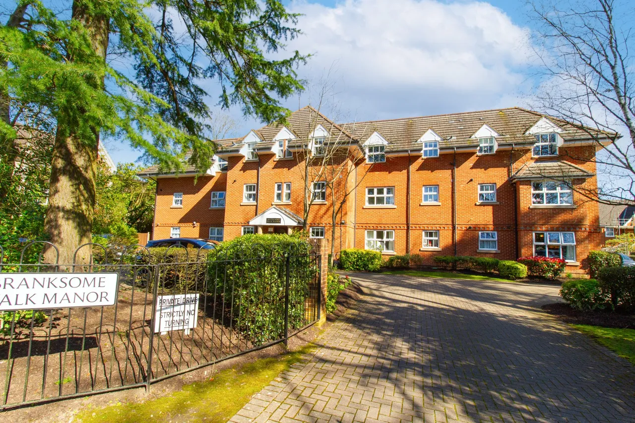 1 bed flat for sale — Branksome Walk Manor Branksomewood Road, Fleet, GU51 4SW