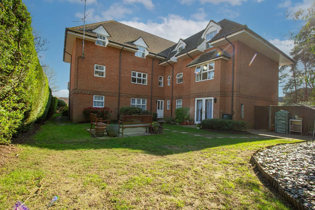 Branksome Walk Manor Branksomewood Road, Fleet, GU51 4SW, photo 8
