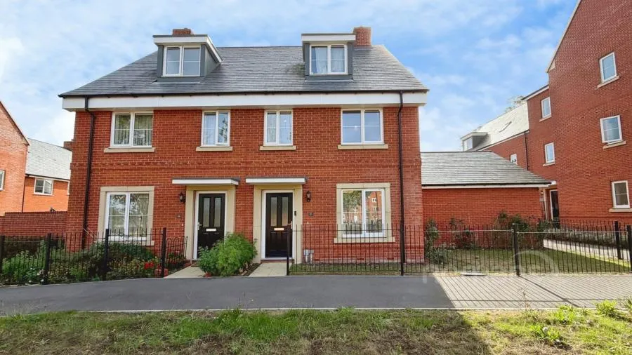 4 bed house for sale, Hardinge Close, Wellesley, GU11