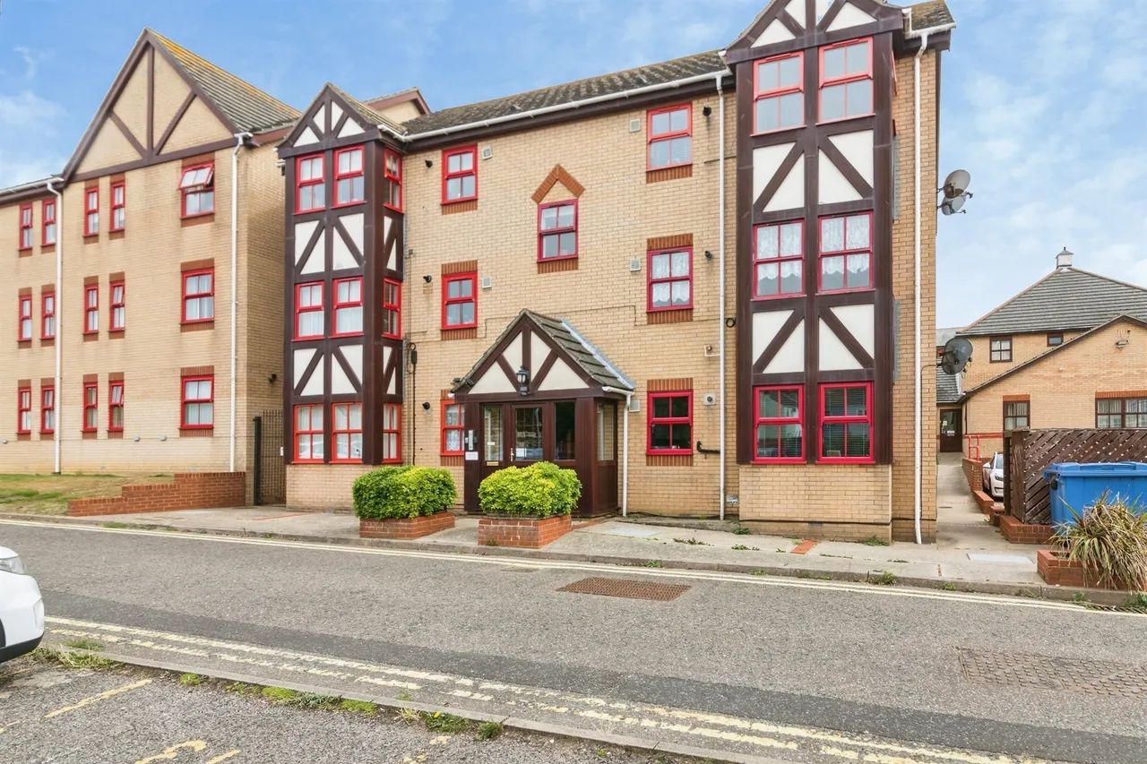 2 bed flat for sale — Adrian Court, Lowestoft
