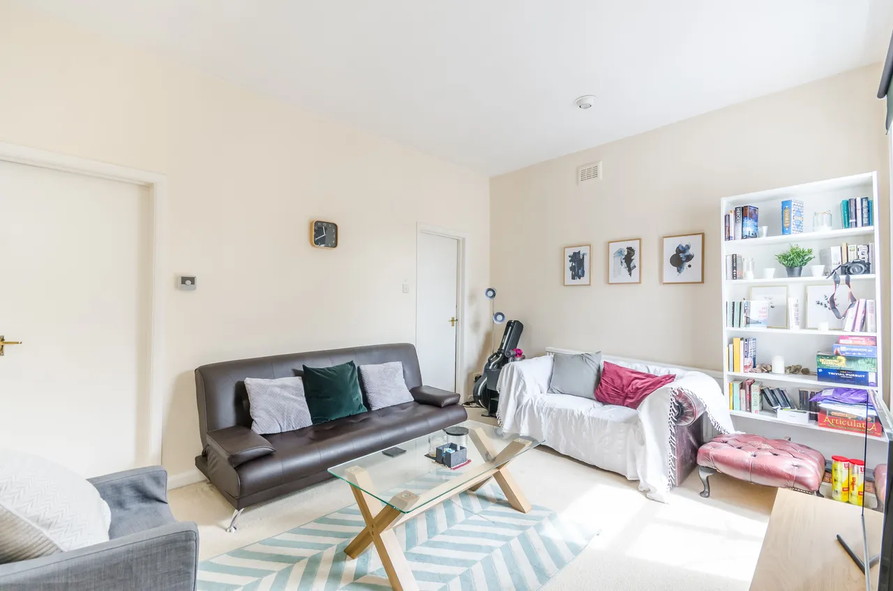 2 bed flat to rent — 76 Wakehurst Road, London