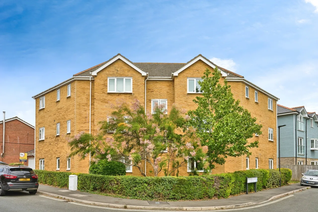 2 bed flat for sale — 52 Snowberry Road, Newport