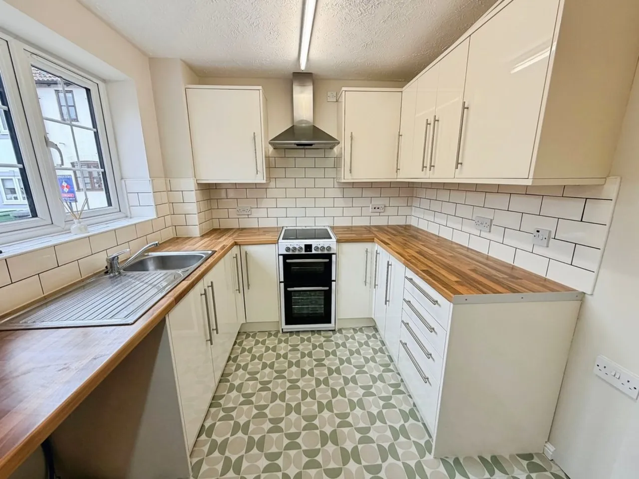 Gander Drive, RG24, photo 3