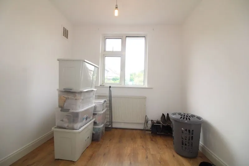 Taunton Avenue, Luton LU2 0LN, photo 11
