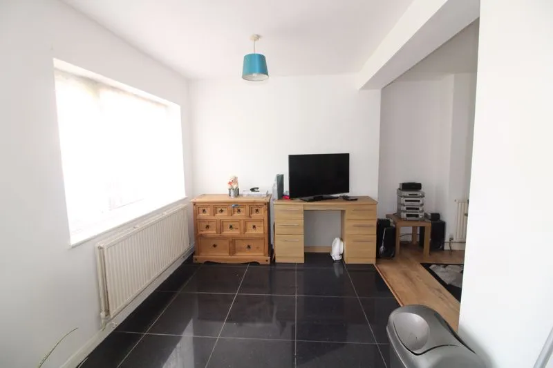 Taunton Avenue, Luton LU2 0LN, photo 8