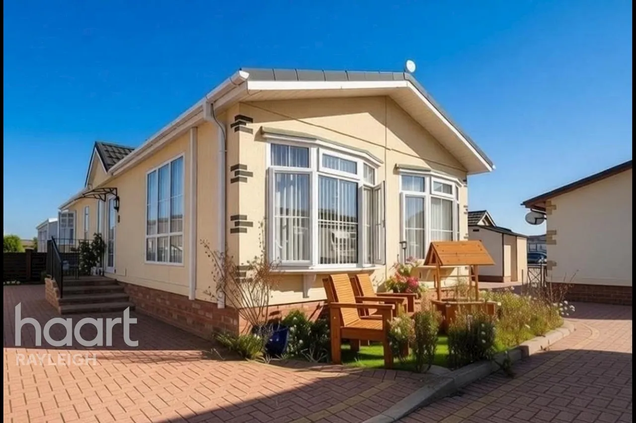 3 bed park home for sale, Elm Way, Hayes Country Park, SS11