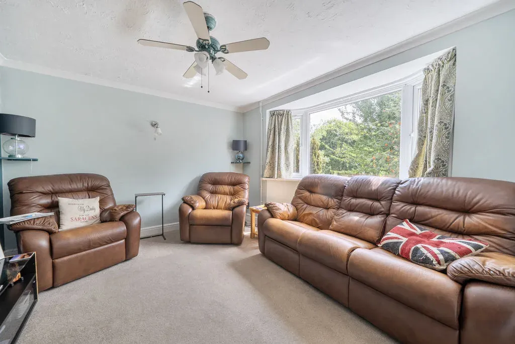 Pinewood Drive, Bletchley, Milton Keynes, Buckinghamshire, MK2 2HT, photo 5