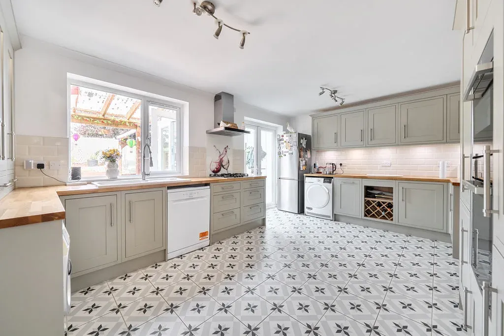 Pinewood Drive, Bletchley, Milton Keynes, Buckinghamshire, MK2 2HT, photo 3