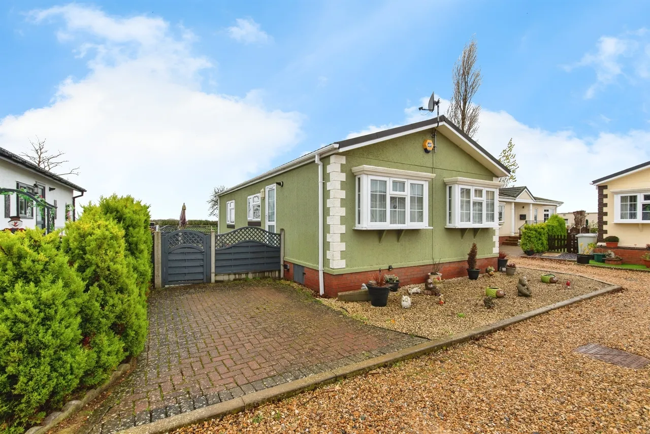 2 bed lodge for sale — Hawthorn Hill, Dogdyke, Lincoln