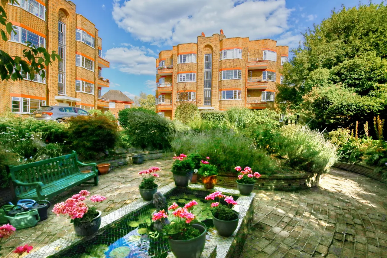 3 bed flat for sale — Park Road, Hampton Wick, KT1 4BA