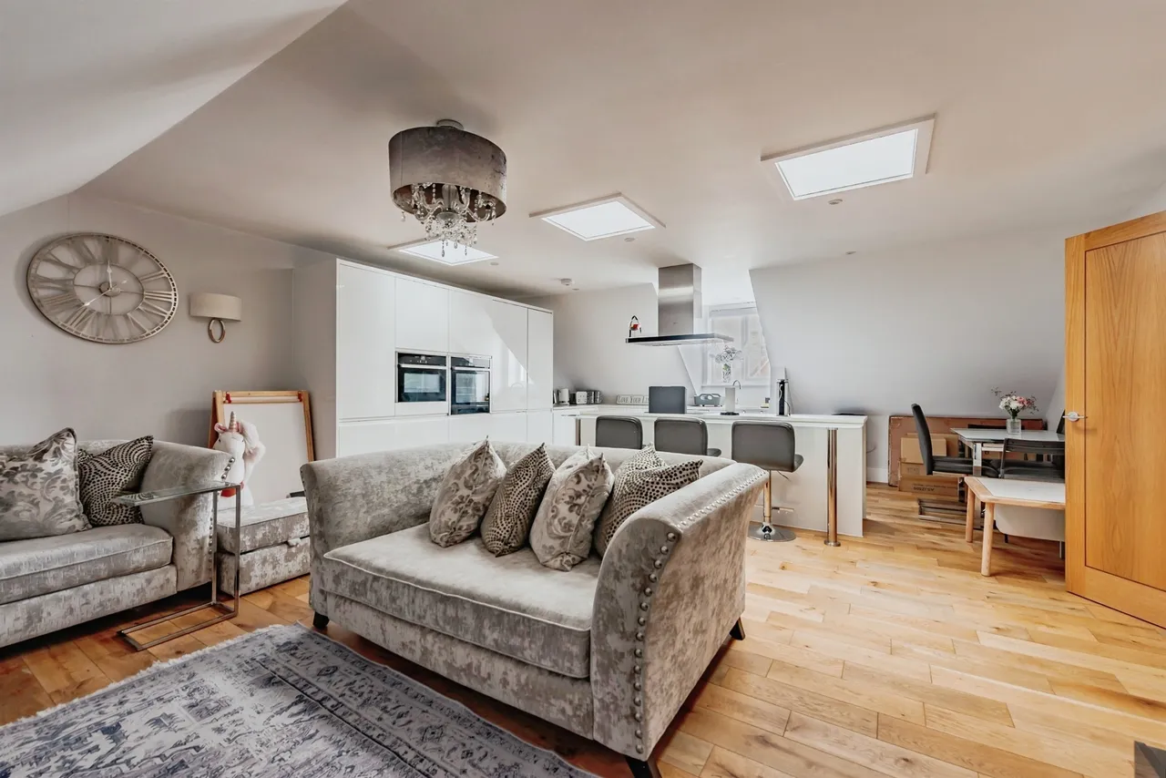 2 bed flat for sale — Springfield Close, Salfords, Redhill