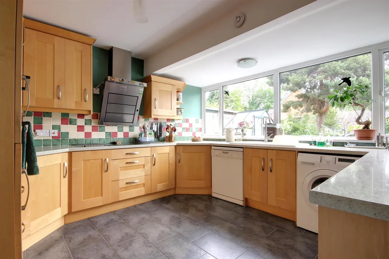 4 bed house for sale — Windsor Close, Cottingham
