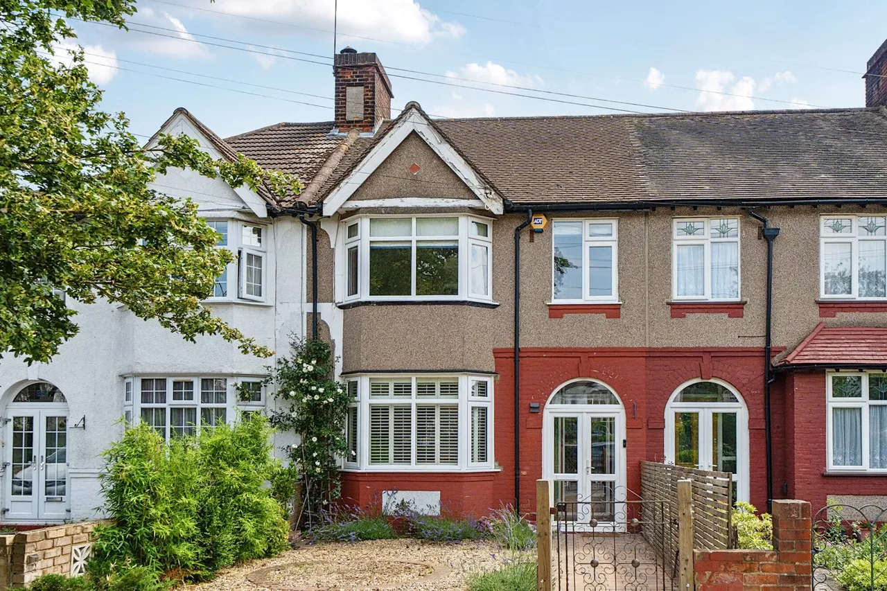 3 bed house for sale — Milborough Crescent, SE12