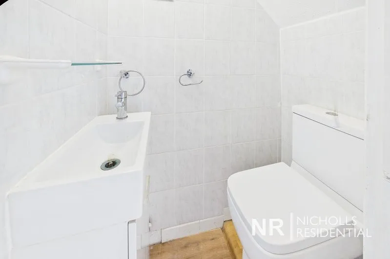 St Pauls Close, Chessington, KT9, photo 3