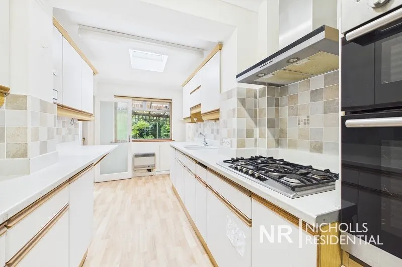 St Pauls Close, Chessington, KT9, photo 6