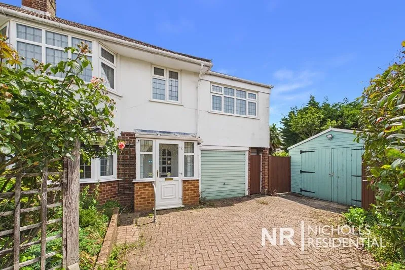 4 bed house for sale, St Pauls Close, Chessington, KT9