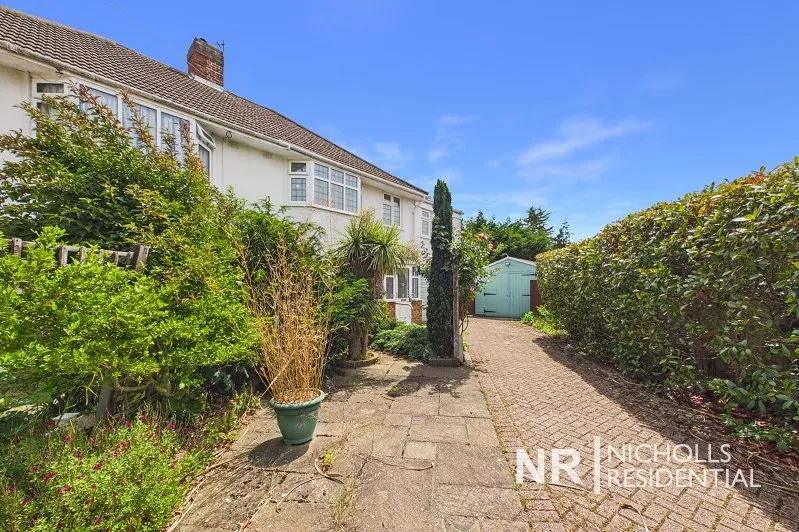 St Pauls Close, Chessington, KT9, photo 32