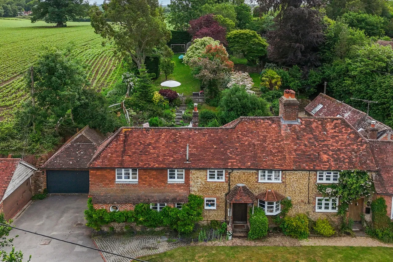 4 bed house for sale, The Street, Thursley, GU8