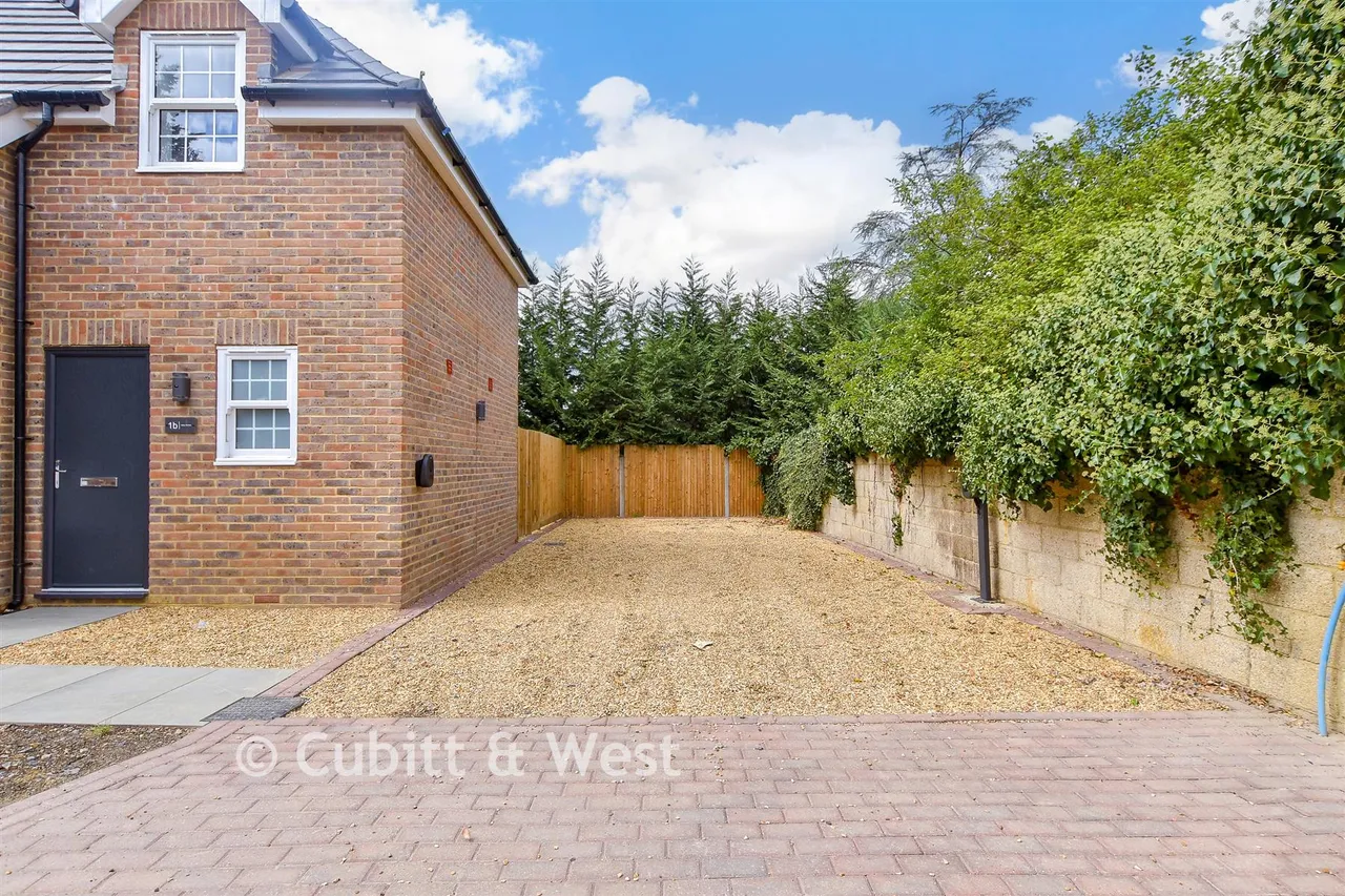 Dolby Terrace, Charlwood, RH6, photo 11