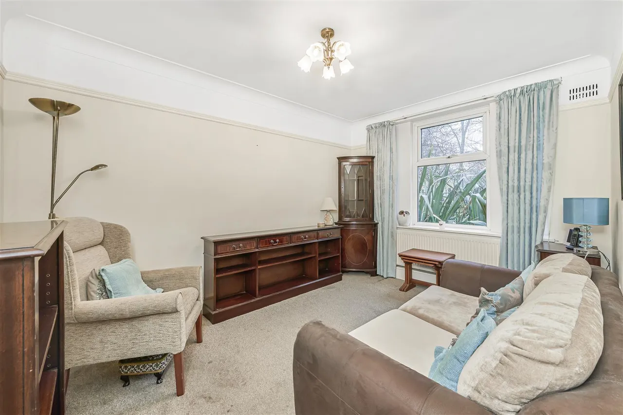 2 bed flat for sale, Rosemary Gardens, London, SW14