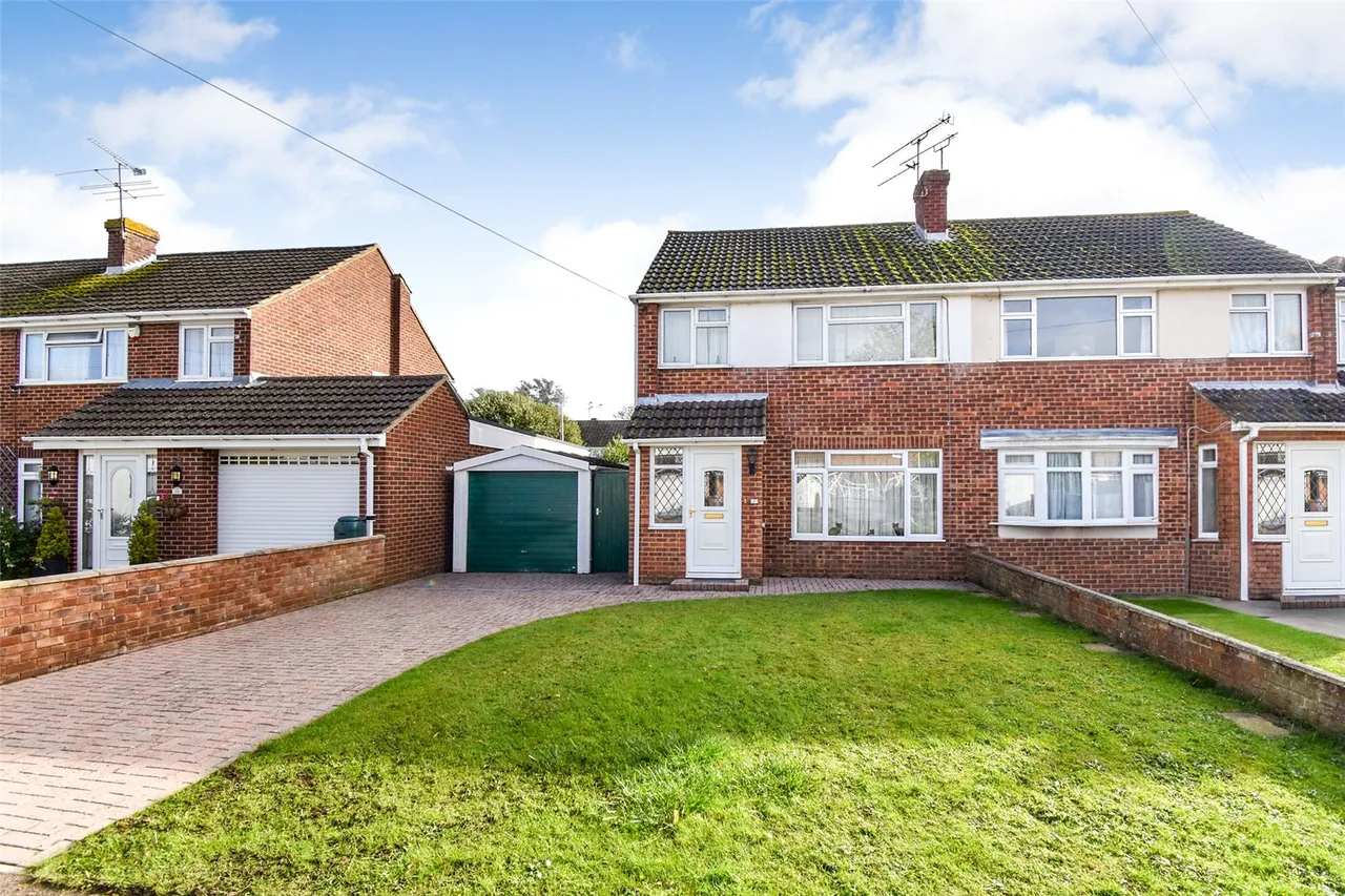 3 bed house for sale — Meadow Way, Aldershot, Hampshire, GU12 4UU
