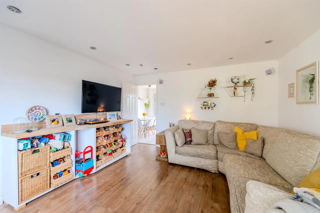 Barn Close, Seaford, photo 2