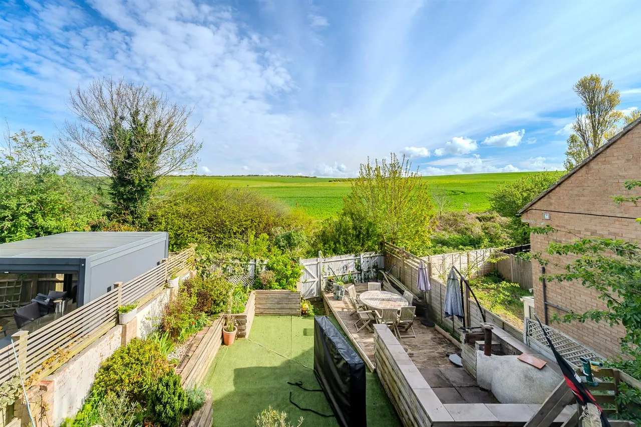 Barn Close, Seaford, photo 4
