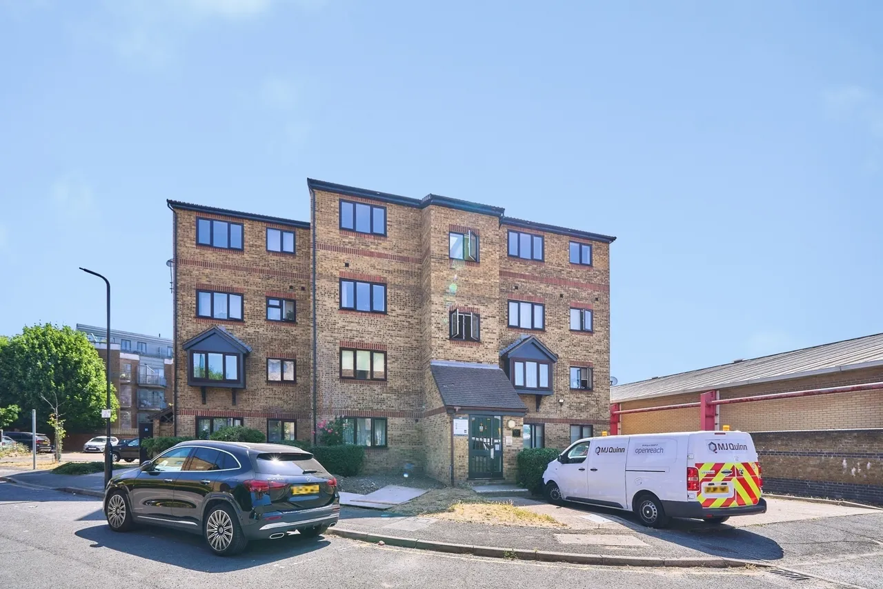 1 bed flat for sale — Brockway Close, London, E11