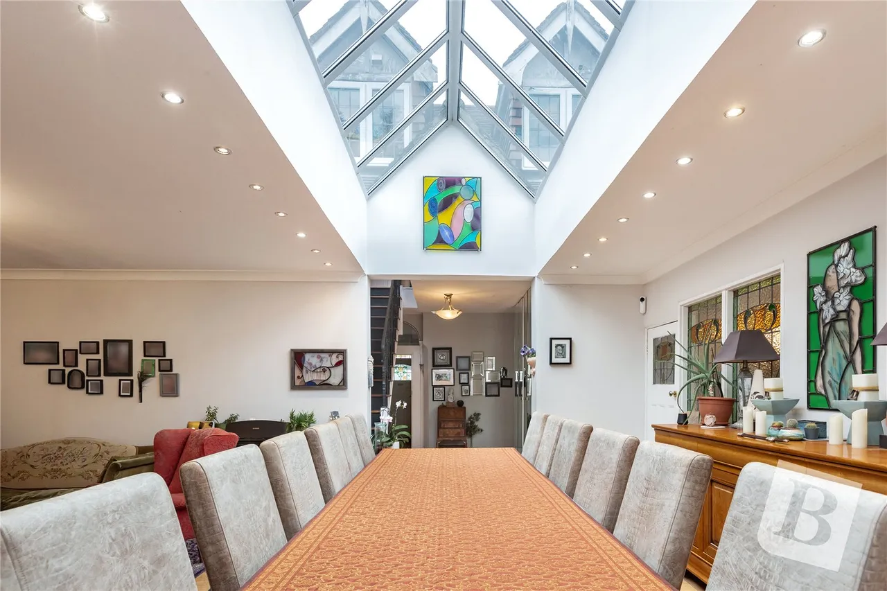 6 bed property for sale, Westrow Gardens, Ilford, IG3