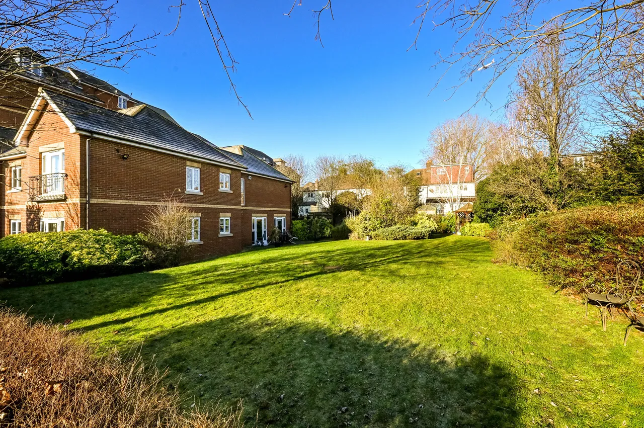 34 Golden Court, Isleworth, photo 3