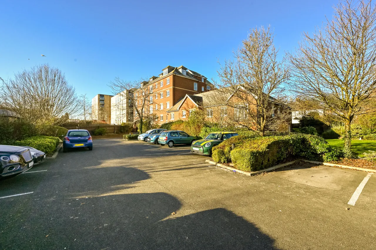 34 Golden Court, Isleworth, photo 2