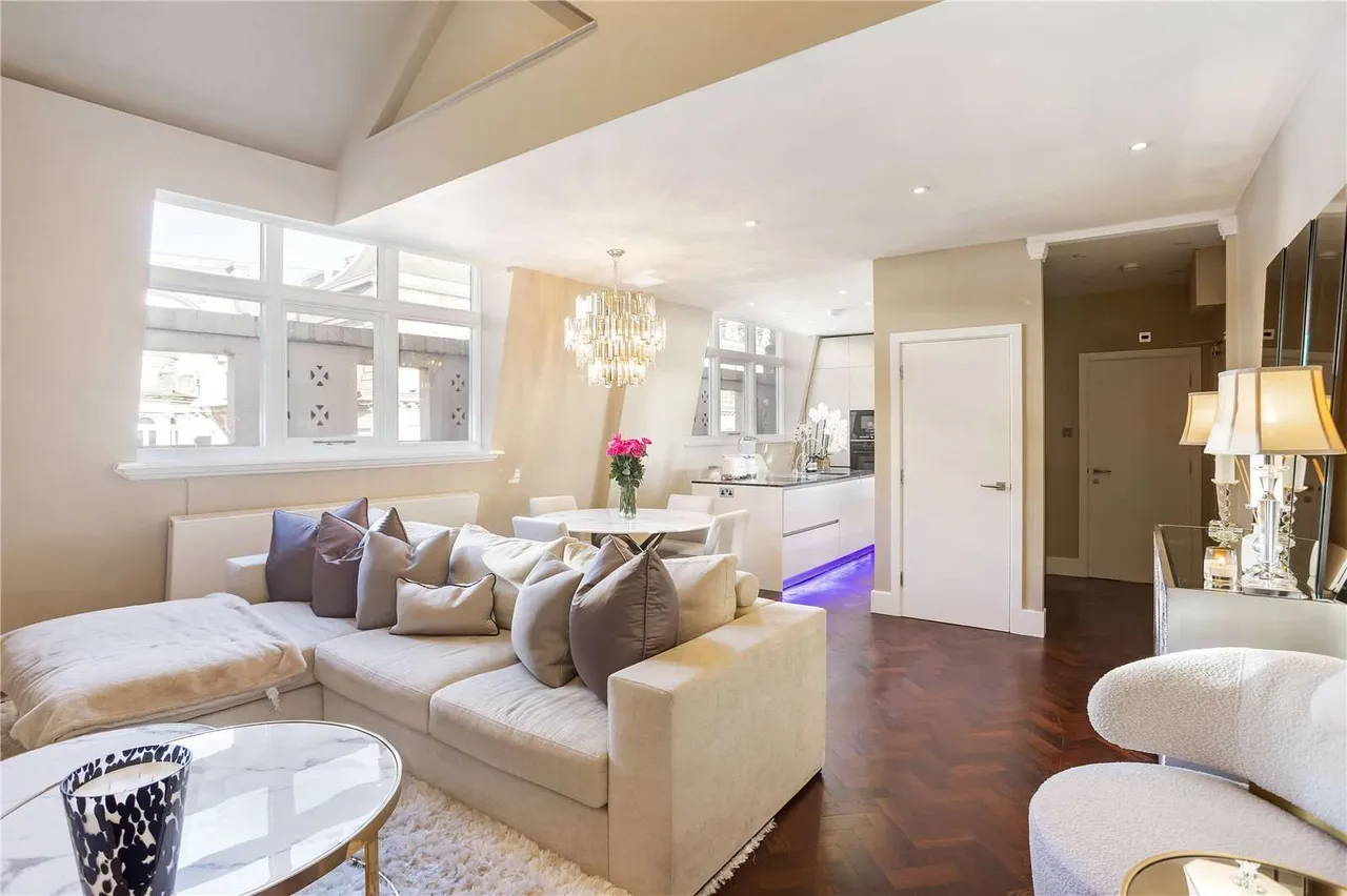 Bank Chambers, 25 Jermyn Street, London, SW1Y 6HR, photo 2