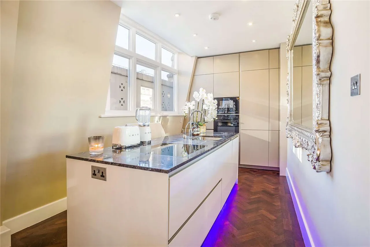 Bank Chambers, 25 Jermyn Street, London, SW1Y 6HR, photo 3