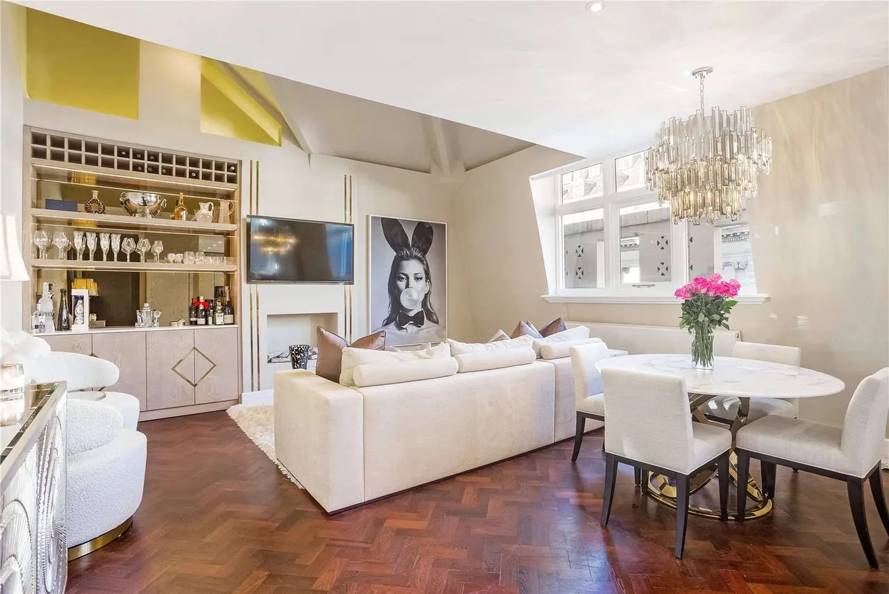 2 bed flat to rent — Bank Chambers, 25 Jermyn Street, London, SW1Y 6HR