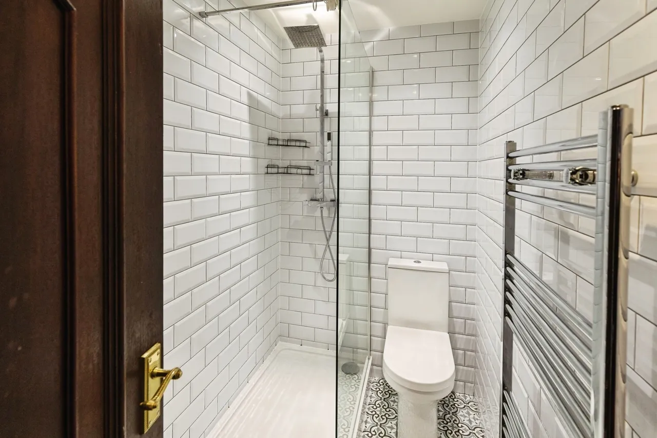 Hall View, Caego, LL11, photo 12