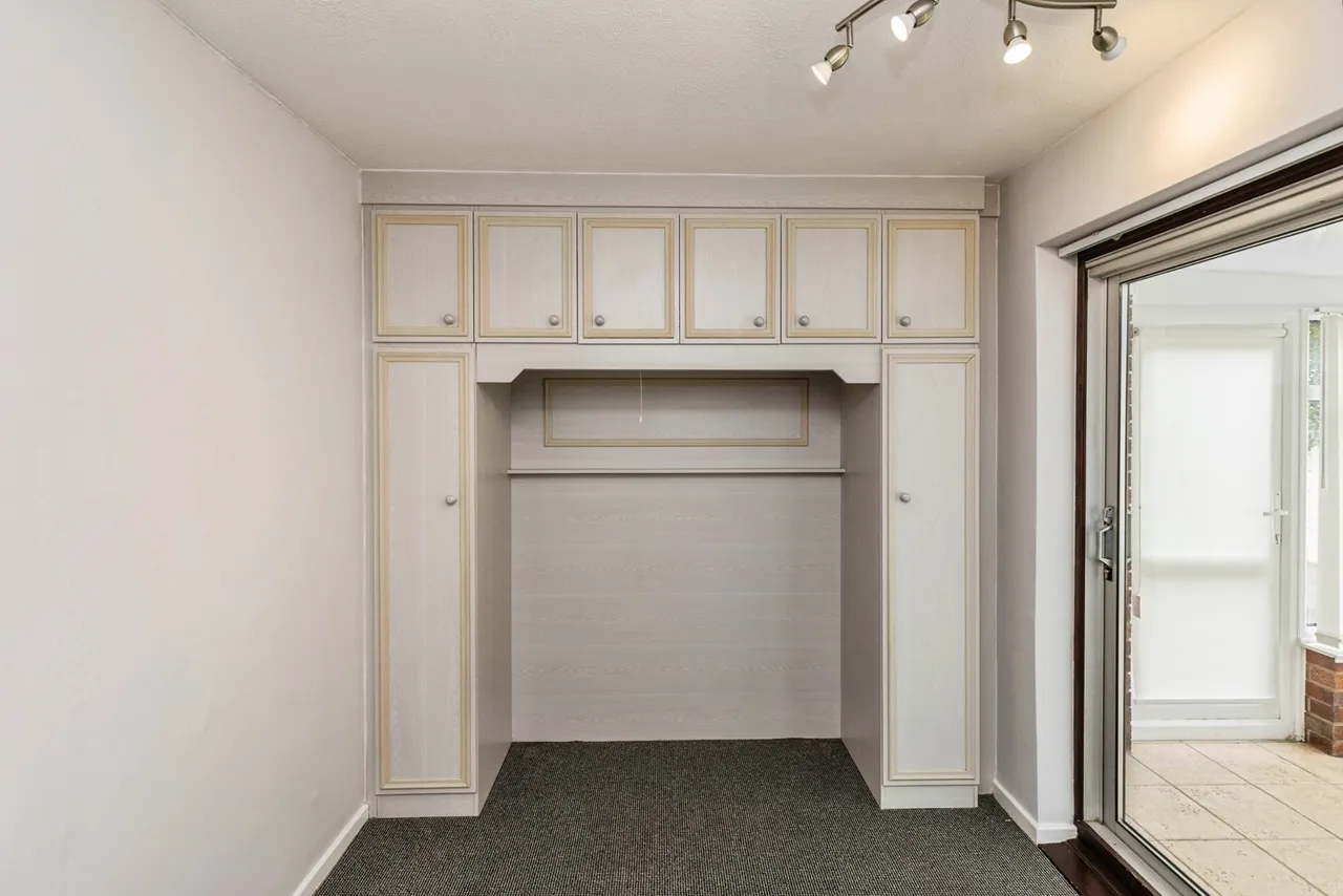 Hall View, Caego, LL11, photo 11