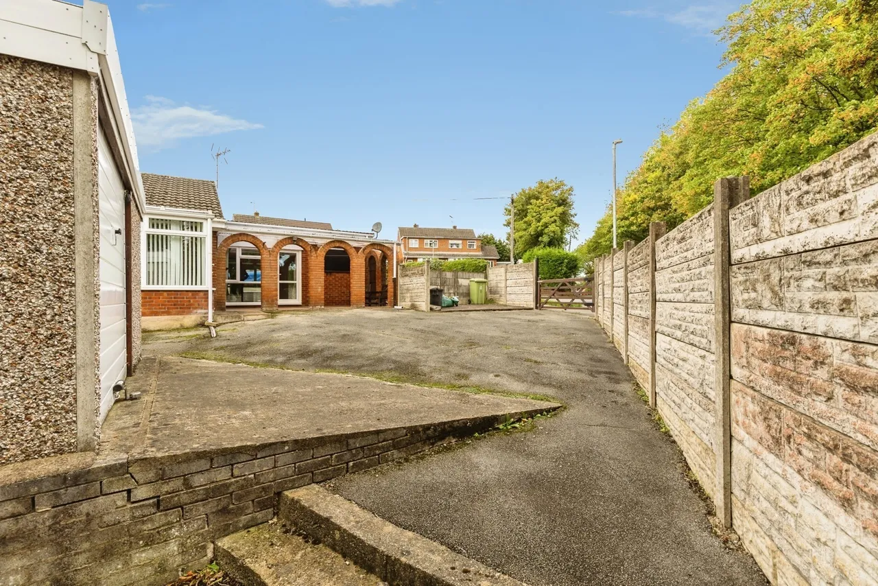 Hall View, Caego, LL11, photo 14